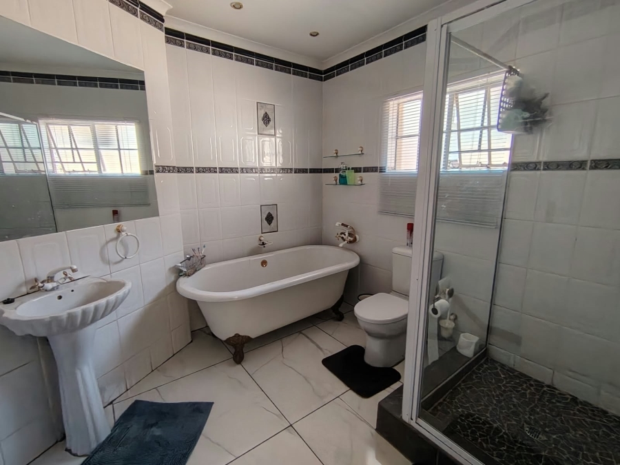 3 Bedroom Property for Sale in Safari Gardens North West